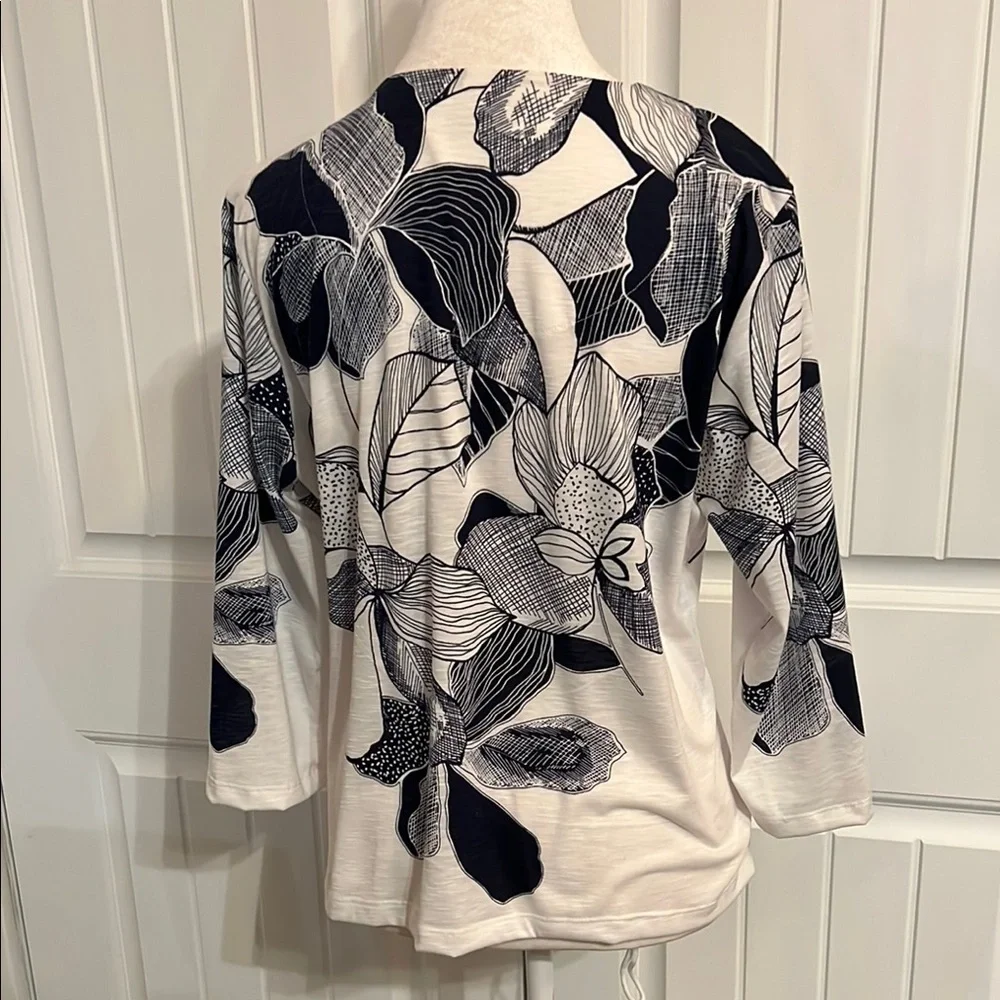 Alfred Dunner Black and White M/P Floral Design V-Neck 3/4 Sleeve Top